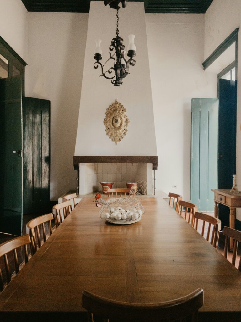 An example of a baroque dining room